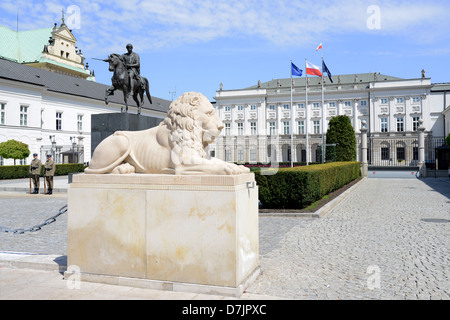 La scultura di un leone davanti al polacco Palazzo Presidenziale a Varsavia in Polonia. Foto Stock