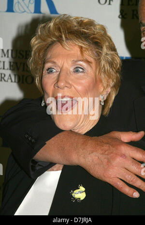 Maggio 08, 2013 - file - JEANNE COOPER, il permanere di soap opera star che ha giocato grande dame Katherine Il Cancelliere per quasi quattro decenni su "Il giovane e l'agitato' è morto. Ella era 84. Cooper è morto mercoledì mattina di una malattia non divulgate nel suo sonno, suo figlio l'attore C. Bernsen ha annunciato pubblicamente. Nella foto: Mar. 25, 2003 - Beverly Hills, CA, Stati Uniti d'America - Cooper al trentesimo anniversario episodio un saluto per il giovane e l'agitato. MT&R Museo. (Credito Immagine: © Globo foto/ZUMAPRESS.com) Foto Stock