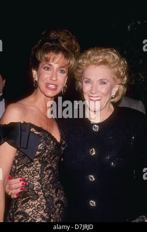 Maggio 08, 2013 - file - JEANNE COOPER, il permanere di soap opera star che ha giocato grande dame Katherine Il Cancelliere per quasi quattro decenni su "Il giovane e l'agitato' è morto. Ella era 84. Cooper è morto mercoledì mattina di una malattia non divulgate nel suo sonno, suo figlio l'attore C. Bernsen ha annunciato pubblicamente. Nella foto: Hollywood, CA, Stati Uniti d'America; saponi stelle Jess Walton (sinistra) e Jeanne Cooper sono mostrati in una foto non datata. (Credito Immagine: © Kathy Hutchins/ZUMAPRESS.com) Foto Stock