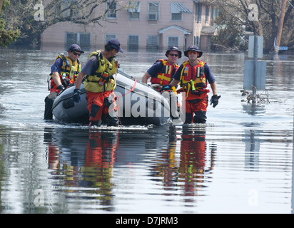 FEMA Urban squadre di ricerca e soccorso continuare le operazioni di ricerca in allagato e aree danneggiate della città distrutta dall'uragano Katrina Settembre 8, 2005 a New Orleans, LA. Foto Stock