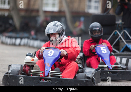 Il sindaco di Londra Boris Johnson va di go-kart in una caldaia suit a sostegno di una carità Foto Stock