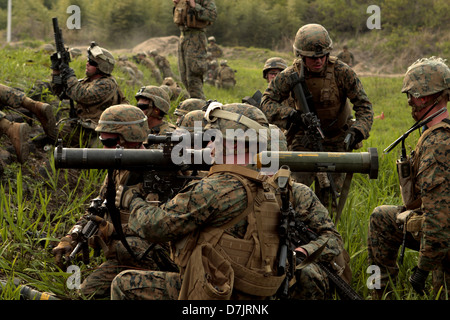 Marines americani si prepara a fuoco una spalla-lanciato multipurpose assault arma durante un'esercitazione a fuoco Aprile 29, 2013 a Suseong-ri tiro, Corea del Sud. L'esercizio è stato eseguito come uno degli ultimi eventi di training di esercizio Ssang Yong 13 esercitazioni militari congiunte con la Repubblica di Corea. Foto Stock