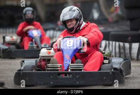 Il sindaco di Londra Boris Johnson va di go-kart in una caldaia suit a sostegno di una carità Foto Stock