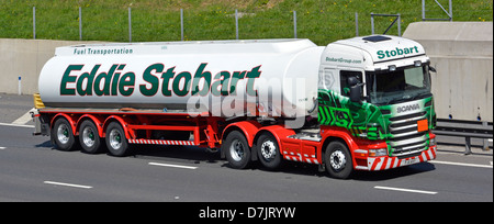 Autocisterna rimorchio articolato e autocarro scania prima del motore hgv azionato dal trasportatore Eddie Stobart che guida sulla M25 London orbital autostrada strada UK Foto Stock