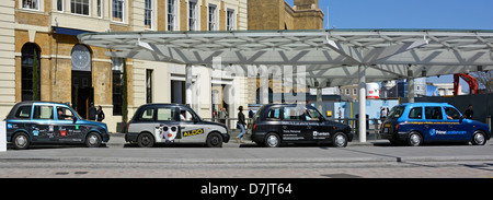 Servizio taxi fuori Kings Cross stazione ferroviaria che mostra la pubblicità sul lato delle cabine Foto Stock