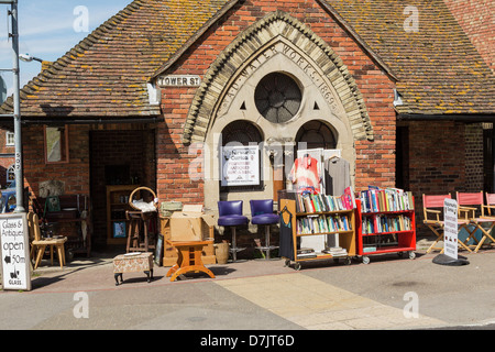 Un Bric - Brac street in vendita in segale, East Sussex. Foto Stock