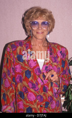 Maggio 08, 2013 - file - JEANNE COOPER, il permanere di soap opera star che ha giocato grande dame Katherine Il Cancelliere per quasi quattro decenni su "Il giovane e l'agitato' è morto. Ella era 84. Cooper è morto mercoledì mattina di una malattia non divulgate nel suo sonno, suo figlio l'attore C. Bernsen ha annunciato pubblicamente. Nella foto: 15 Ago 1993 - Los Angeles, CA, Stati Uniti d'America - Jeanne Cooper. (Credito Immagine: © Kathy Hutchins/ZUMA Press) Foto Stock