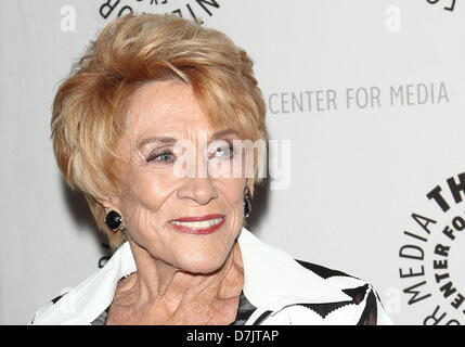 Maggio 08, 2013 - file - JEANNE COOPER, il permanere di soap opera star che ha giocato grande dame Katherine Il Cancelliere per quasi quattro decenni su "Il giovane e l'agitato' è morto. Ella era 84. Cooper è morto mercoledì mattina di una malattia non divulgate nel suo sonno, suo figlio l'attore C. Bernsen ha annunciato pubblicamente. Nella foto: Agosto 23, 2012 - Los Angeles, California, Stati Uniti - Jeanne Cooper al Paley Centre for Media presenta il giovane e l'agitato:celebrando 10.000 episodi.(Immagine di credito: © TLeopold/Globe foto/ZUMAPRESS.com) Foto Stock