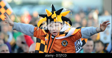 Newport, Wales, Regno Unito. 8 maggio 2013. 080513 Newport County FC celebrano il loro ritorno al campionato di calcio con una parata della vittoria su di un autobus aperto sul tetto attraverso Newport centro città. Credito: Matteo Horwood / Alamy Live News Foto Stock