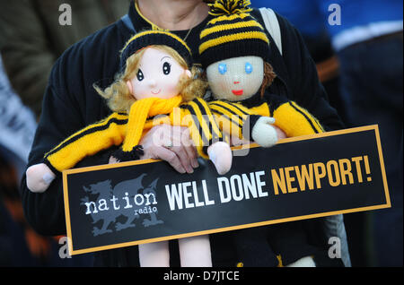 Newport, Wales, Regno Unito. 8 maggio 2013. 080513 Newport County FC celebrano il loro ritorno al campionato di calcio con una parata della vittoria su di un autobus aperto sul tetto attraverso Newport centro città. Credito: Matteo Horwood / Alamy Live News Foto Stock