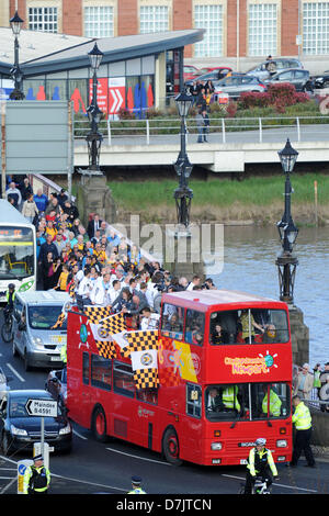 Newport, Wales, Regno Unito. 8 maggio 2013. 080513 Newport County FC celebrano il loro ritorno al campionato di calcio con una parata della vittoria su di un autobus aperto sul tetto attraverso Newport centro città. Credito: Matteo Horwood / Alamy Live News Foto Stock