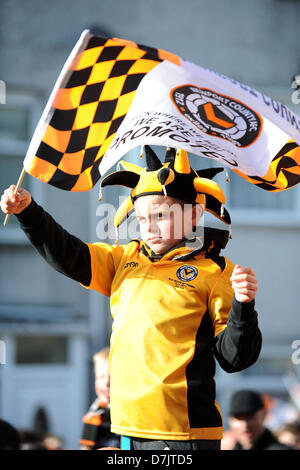 Newport, Wales, Regno Unito. 8 maggio 2013. 080513 Newport County FC celebrano il loro ritorno al campionato di calcio con una parata della vittoria su di un autobus aperto sul tetto attraverso Newport centro città. Credito: Matteo Horwood / Alamy Live News Foto Stock