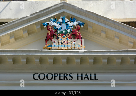 Lo stemma della Coopers Hall si trova sopra gli uffici della Worshipful Company of Coopers, una delle antiche corporazioni artigianali della Livery Company della City of London UK Foto Stock