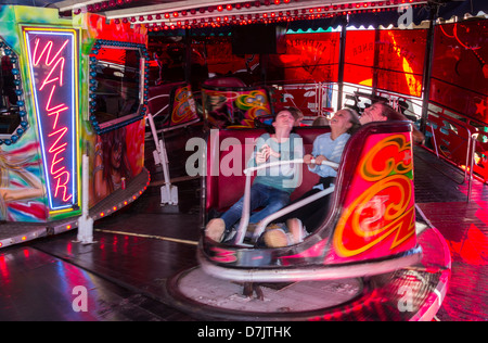 Tre ragazze su Waltzer ride al Luna Park su Seaton Carew fronte mare. Seaton Carew, Hartlepoot, England, Regno Unito Foto Stock