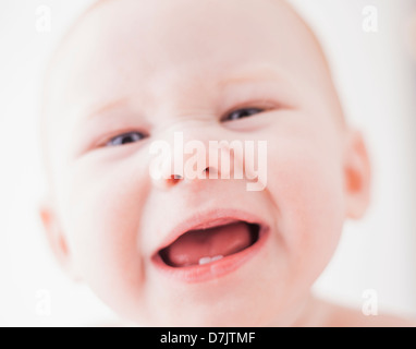 Studio shot ritratto di baby boy (18-23 mesi) con bocca aperta Foto Stock