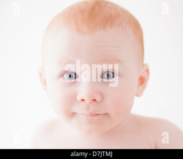 Studio shot ritratto di sorpresa baby boy (18-23 mesi) Foto Stock