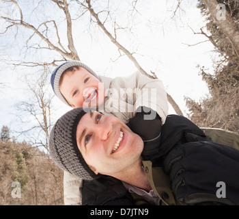 Stati Uniti d'America, Utah, Highland, giovane uomo che porta il suo figlio (12-17 mesi) sulle spalle Foto Stock