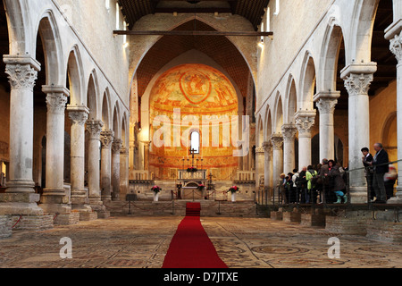 La navata centrale e altare della Basilica di Santa Maria Assunta di Aquileia, Italia. Foto Stock