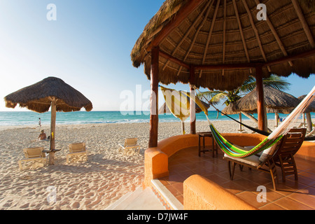 Mahekal Beach Resort, stile cabana alloggio sulla spiaggia Foto Stock