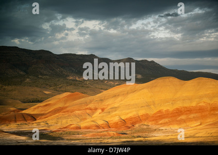 Tramonto sulla colorata depositi vulcanici, colline dipinte, unità di John Day Fossil Beds National Monument, Oregon Foto Stock