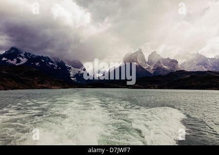 Il Cile, Parco Nazionale Torres del Paine, Cordigliera del Paine, vista panoramica della gamma della montagna di sunrise Foto Stock