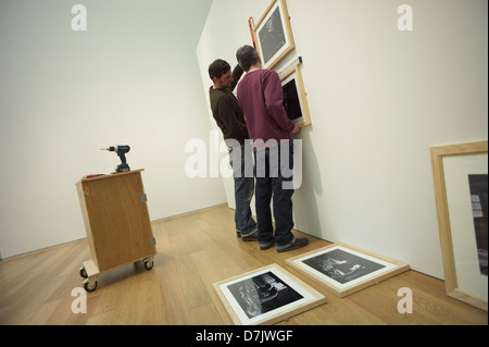 Il personale al Royal Albert Memorial Museum di Exeter Inghilterra appeso "Conceria' mostra fotografica. Foto Stock