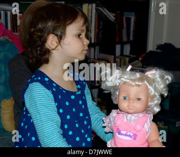 4 anno bambina di giocare con la sua bambola Foto Stock