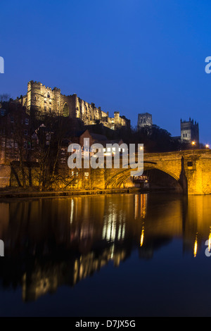 Una immagine di Durham Cathedral e la riflessione al di sotto del fiume usura. Foto Stock