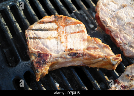 Uno braciole di maiale alla griglia Foto Stock