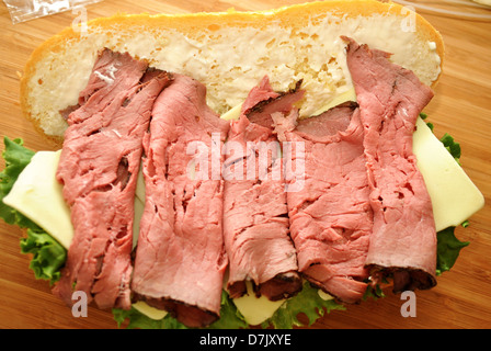 Arrosto di manzo; preparare un sandwich Foto Stock