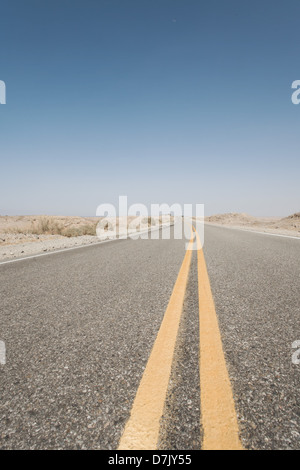 Non finisce mai di strada vuota con dividendo le corsie gialle in California Foto Stock