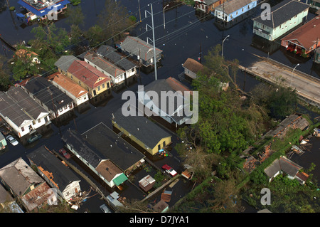 Vista aerea di gravi inondazioni e distruzione dopo il passaggio dell uragano Katrina Agosto 30, 2005 a New Orleans, LA. Foto Stock