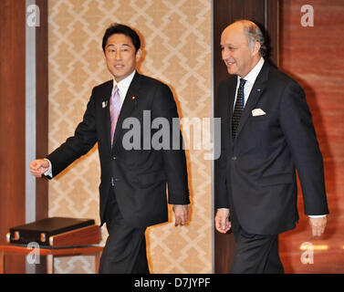 Tokyo, Giappone. Il 7 maggio 2013. Il Ministro degli esteri francese Laurent Fabius parla prima del loro incontro al Iikura Guest House a Tokyo in Giappone il 7 maggio 2013. (Foto di AFLO/Alamy Live News) Foto Stock