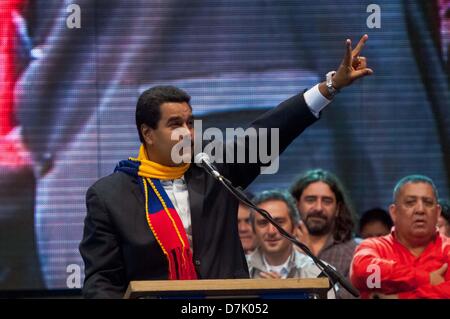 Buenos Aires, Argentina. 8 maggio 2013. Presidente venezuelano Nicolás Maduro parla ad una folla durante un atto di ricordare in Argentina e Venezuela del tardo Presidenti Nestor Kirchner e Hugo Chavez. Maduro arrivati da Montevideo, Uruguay e continuerà il suo viaggio in Brasile, come parte della sua prima visita ufficiale in veste di presidente. (Immagine di credito: credito: Patricio Murphy/ZUMAPRESS.com/Alamy Live News) Foto Stock