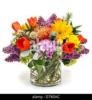 Una molla di bellissimi fiori in un vaso trasparente Foto Stock