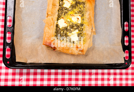 Gli spinaci e il formaggio feta da alto angolo di visione Foto Stock