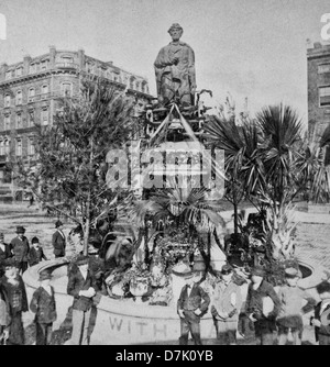 Monumento a Lincoln, Union Square, decorazione giorno, 1876. La folla si è radunata davanti la statua di Abramo Lincoln in Union Square Park Foto Stock