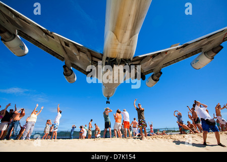 Un Royal Dutch Airlines 747 brivido la folla a St Maarten di Maho Beach come si fa il suo arrivo a Princess Juliana airport. Foto Stock