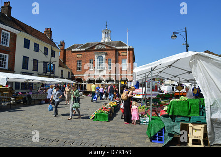 Si arresta in corrispondenza di High Wycombe Mercato, High Street, High Wycombe, Buckinghamshire, Inghilterra, Regno Unito Foto Stock