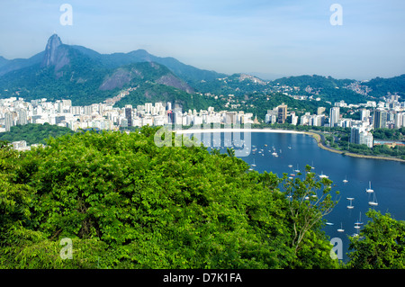 Vista dal Pao de Açucar oltre il Botafogo Harbour e il Corcovado Rio de Janeiro, Brasile Foto Stock