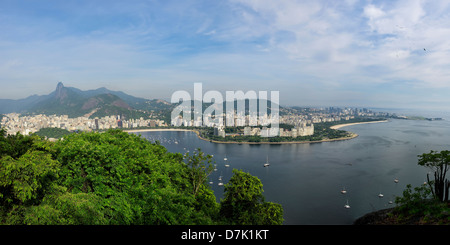 Vista su Botafogo e il Corcovado da la Montagna Sugar Loaf, Rio de Janeiro, Brasile Foto Stock