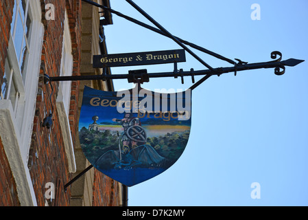 Xviii secolo George & Dragon Hotel segno, High Street, West Wycombe, Buckinghamshire, Inghilterra, Regno Unito Foto Stock