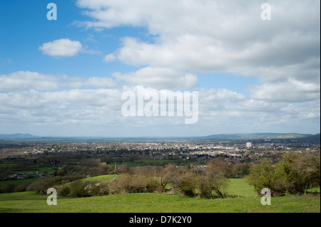 La vista su cheltenham da leckhampton hill, Gloucestershire, Inghilterra, Regno Unito. Foto Stock