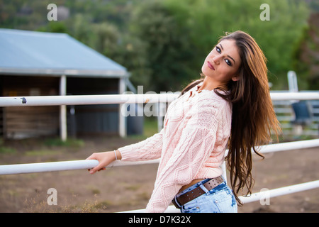 Stati Uniti d'America, Texas, Ritratto di cowgirl, sorridente Foto Stock