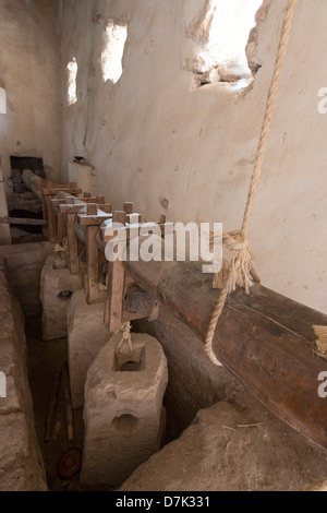 Frantoio per la frantumazione delle olive in olio la produzione a una ricostruzione di un primo secolo villaggio israeliano a Nazaret Foto Stock