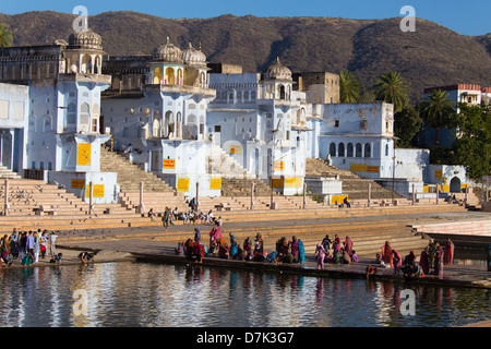 Pellegrini la balneazione in acque sante del lago Pushkar, Pushkar, Rajasthan, India Foto Stock