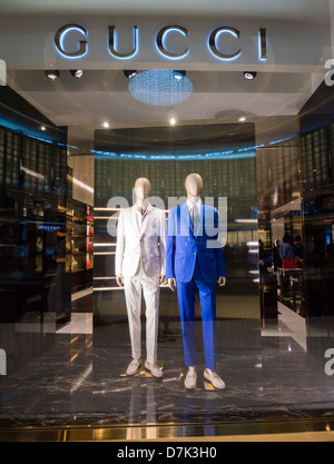 Boutique di Gucci window display presso il centro commerciale di Dubai in Dubai Emirati Arabi Uniti Foto Stock