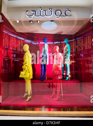 Boutique di Gucci window display presso il centro commerciale di Dubai in Dubai Emirati Arabi Uniti Foto Stock