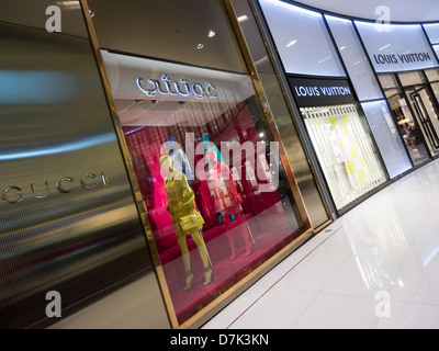 Boutiques di designer presso il centro commerciale di Dubai in Dubai Emirati Arabi Uniti Foto Stock