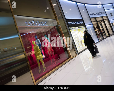 Boutique di Gucci e la finestra di visualizzazione presso il centro commerciale di Dubai in Dubai Emirati Arabi Uniti Foto Stock